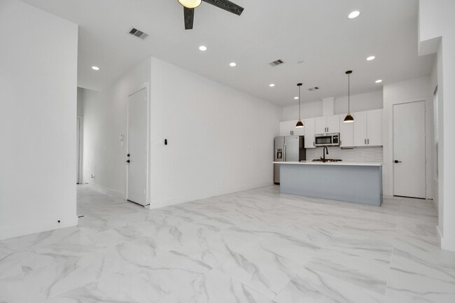 Building Photo - 853 Mansfield St