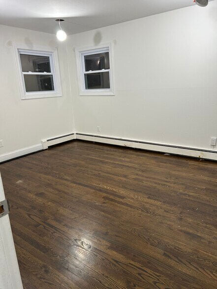 Building Photo - 965 Suffolk Ave