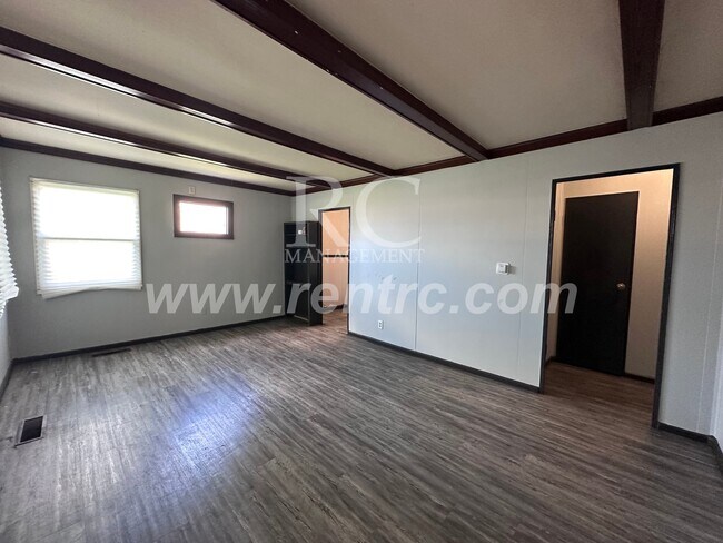 Building Photo - 605 Pixley-