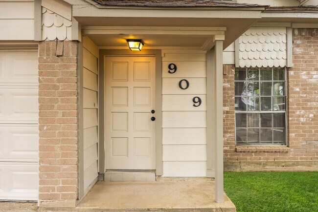 Building Photo - 909 Littleport Ln