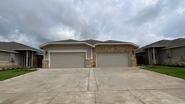 Building Photo - 709 Blackland dr