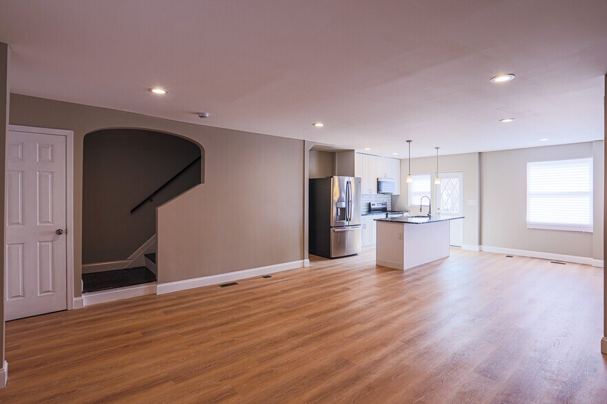 Open concept kitchen and living room - 3825 Rexmere Rd