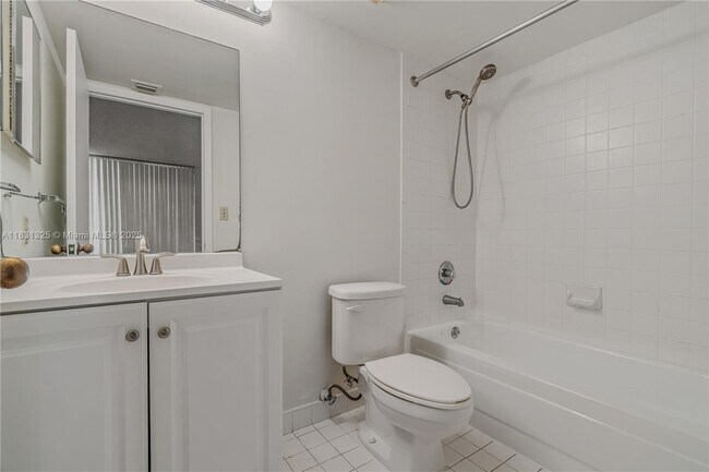 Building Photo - 540 Brickell Key Dr