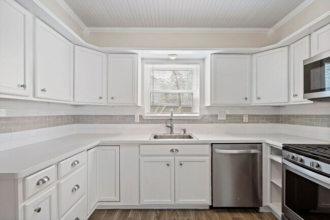 Building Photo - Gorgeous 4 bed/2.5 bath two story home in ...