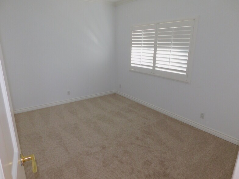 Building Photo - 406 N Fairview St