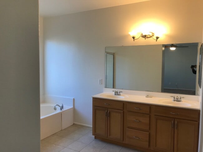 Building Photo - Nice House 5 beds 3.5 bath for lease in Eastvale