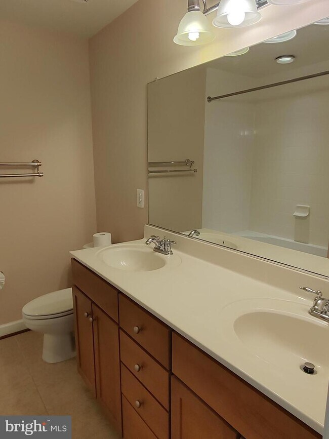 Building Photo - 4123 S Four Mile Run Dr