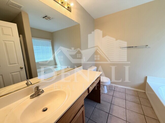 Building Photo - 923 E Monterey St