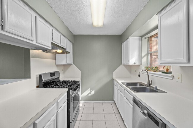 Building Photo - 6 S Pineplank Ct