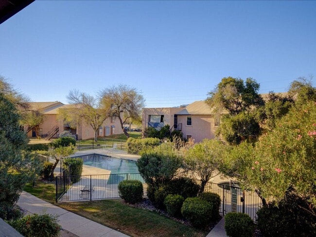 Building Photo - 2 Bedroom 2 Bathroom with Community Pool and Spa!