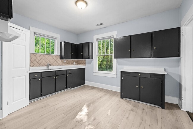 Building Photo - Beautiful 3 Bedroom 2 Bath
