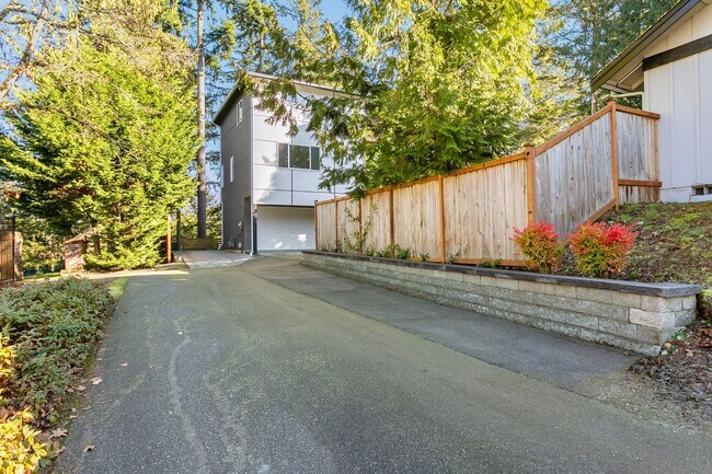 Building Photo - Gorgeous House in a Family-Friendly neighb...