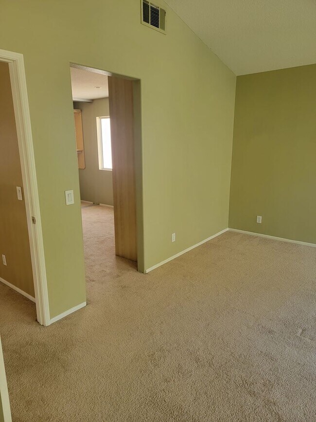 Building Photo - BEAUTIFUL MOUNTAIN VIEW 4BED/3BATH PLUS DE...