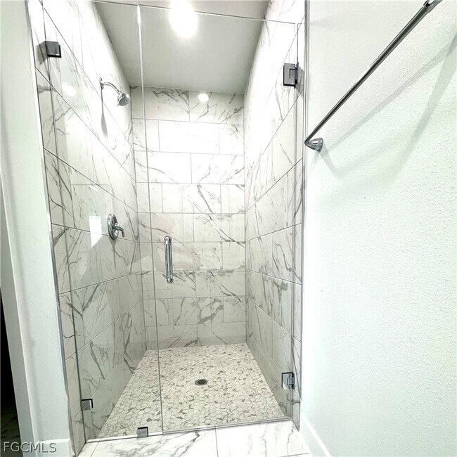 Building Photo - 825 Porter St E