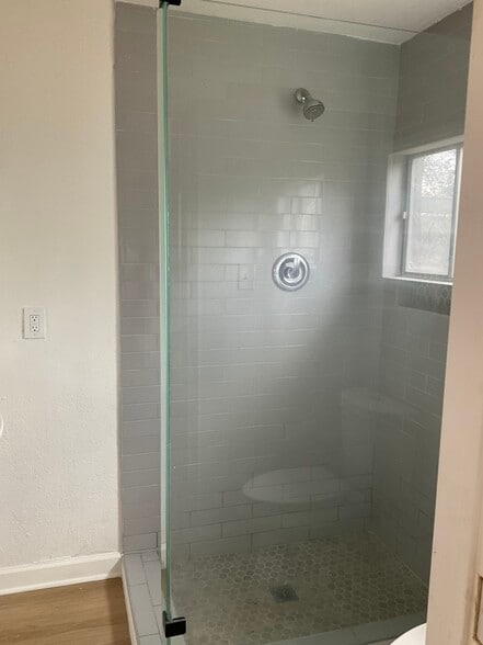 Building Photo - 326 E 1st St