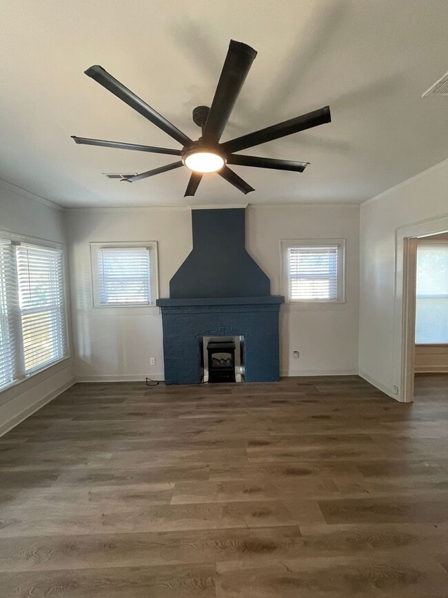 Building Photo - 2 bedroom, 1 bathroom home located in the ...