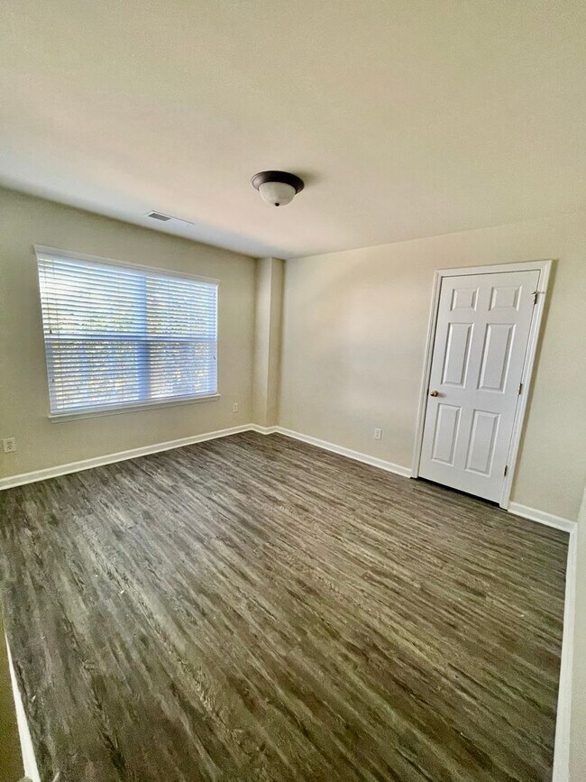 Building Photo - Stunning 5-bedroom, 2.5-bathroom home | Lo...