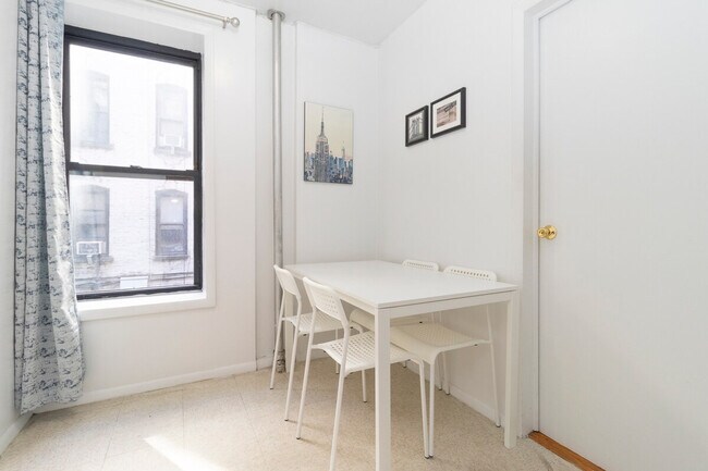 Building Photo - 312 E 93rd St