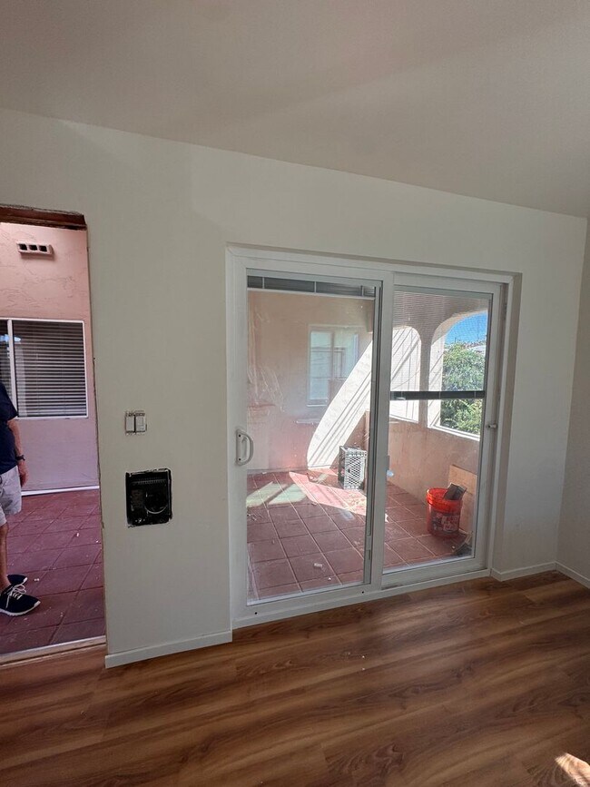 Building Photo - Studio with large private patio - Newly Re...