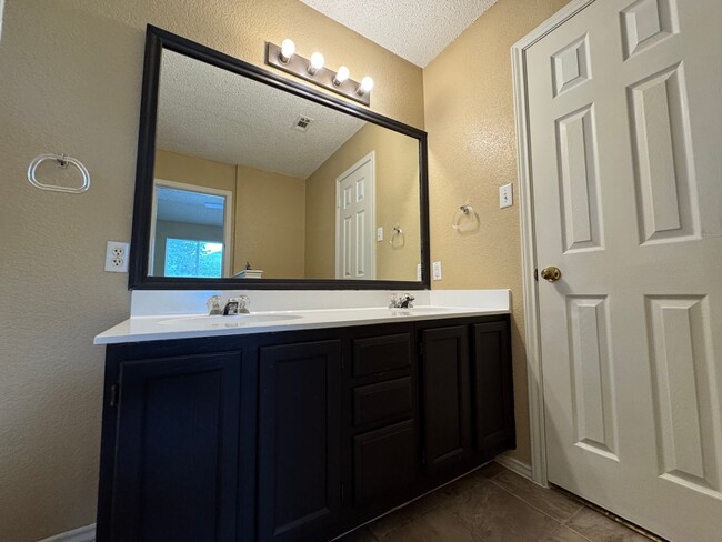 Building Photo - 5006 Glenoak Dr