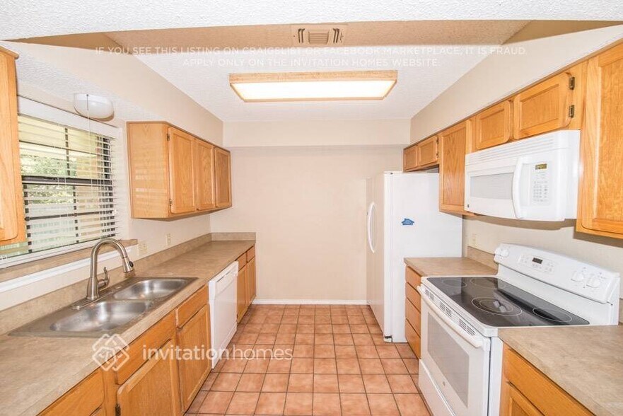 Building Photo - 3801 Devonaire Dr