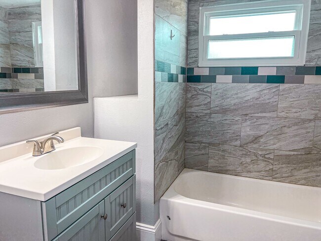 Building Photo - Charming Home in the Heart of Downtown Kis...