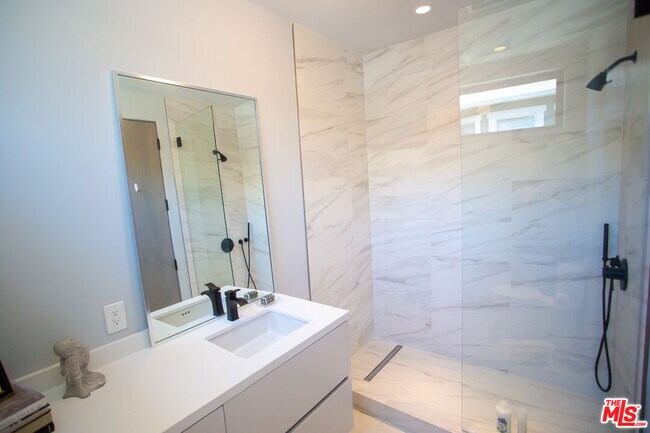 Building Photo - 1724 N Sierra Bonita Ave