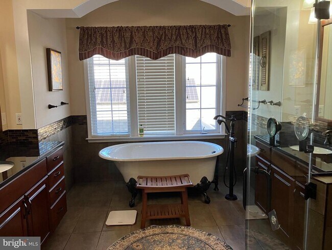 Building Photo - 913 Pleasant Dr