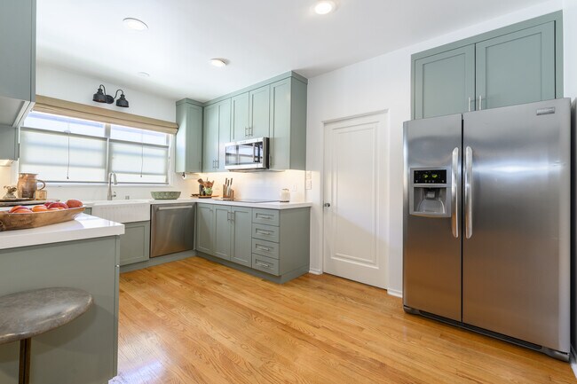 Building Photo - 148 S Orange Dr