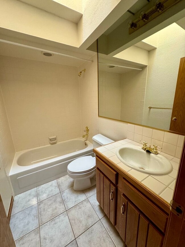 Building Photo - Well Maintained 3 bedroom end unit Townhom...