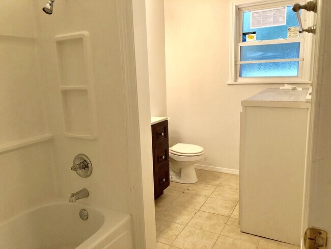 Building Photo - 3br/2ba cottage by LSU with all new appl, 2nd house from River Road