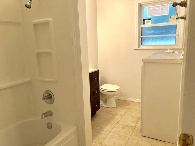 Building Photo - Totally updated 3br/2ba cottage by LSU with all new appl, 2nd house from River Road