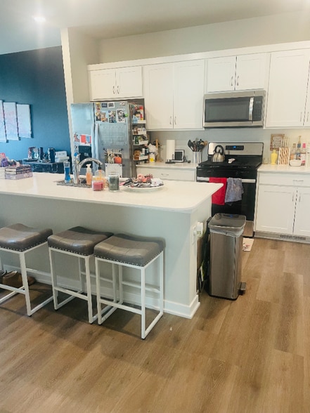 Building Photo - 3356 Craven Dr