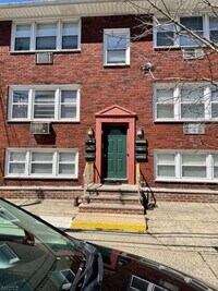 Building Photo - 27 Magnolia St