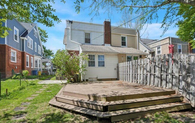 Building Photo - Bright and spacious 4-bedroom