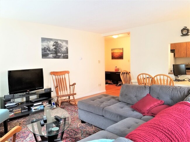 Building Photo - NO BROKER FEE!!  NICE EXTRA LARGE BRIGHTON 2 BED - 1000+ SQ FT
