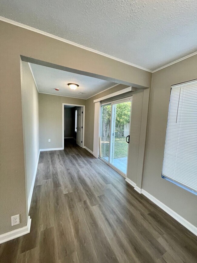 Building Photo - Large 3 Bedroom Remodeled Home