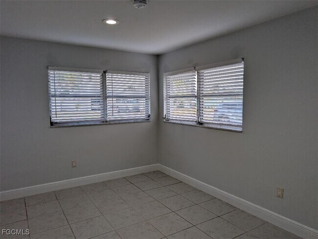 Building Photo - 256 SE 46th Ter