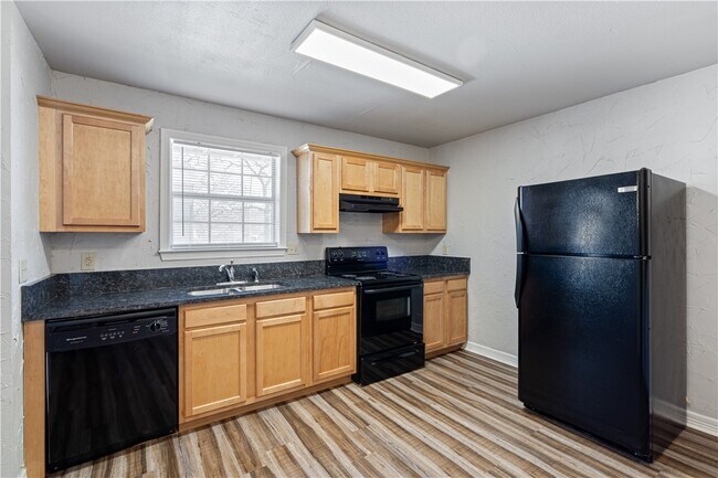 Building Photo - 884 W Holly St