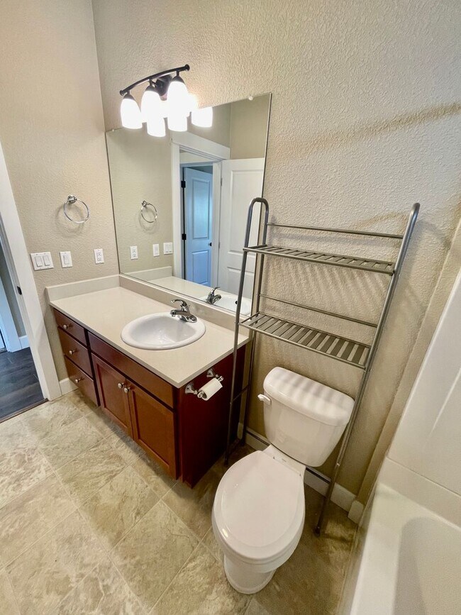 Building Photo - Spacious 3 Bedroom/2 Bath Home with genero...