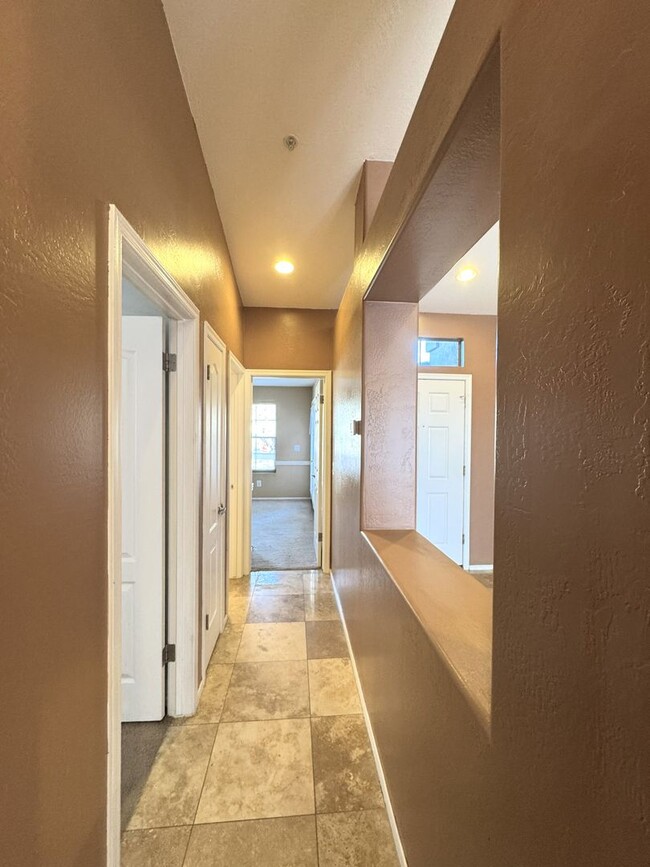 Building Photo - 2 BEDROOM PLUS OFFICE/DEN IN MCDOWELL MTN ...