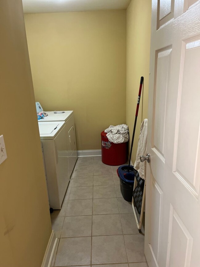 Building Photo - Well kept modern 3bd 2ba house