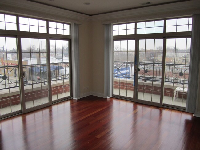 Building Photo - 4755 N Kilbourn Ave