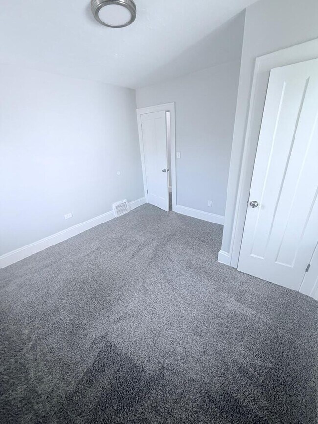 Building Photo - Gorgeous 4 bd, 1.5 bth Cleveland Heights Stunner!