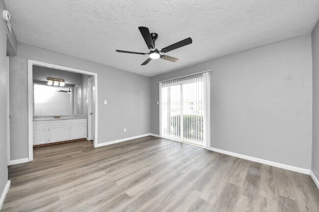 Building Photo - No Carpet. Private Yard. Extra Storage. What More Could You Ask For?