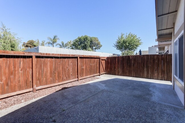 Building Photo - 3 Bed / 2.5 Bath home near Mariners Island...