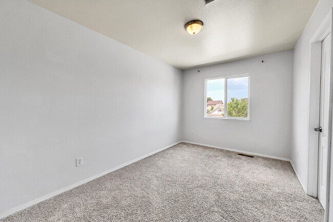 Building Photo - $2,995, 4 bed, 3.5 bath, located in Monume...
