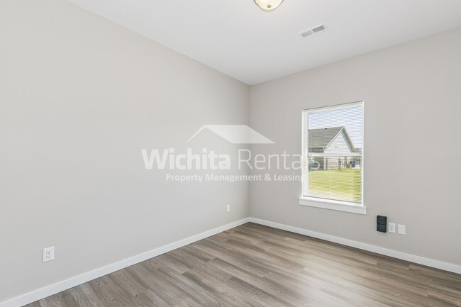 Building Photo - Move-In Ready Duplex in Bel Aire!