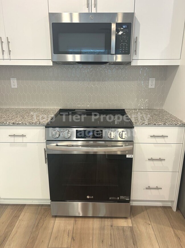 Building Photo - ***Gorgeous 2 bed / 2.5 bath / 1,083 sqft Townhouse in New Citro Community of Fallbrook - Availab...