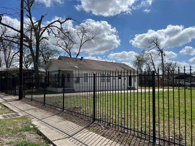 Building Photo - 1148 Panama St